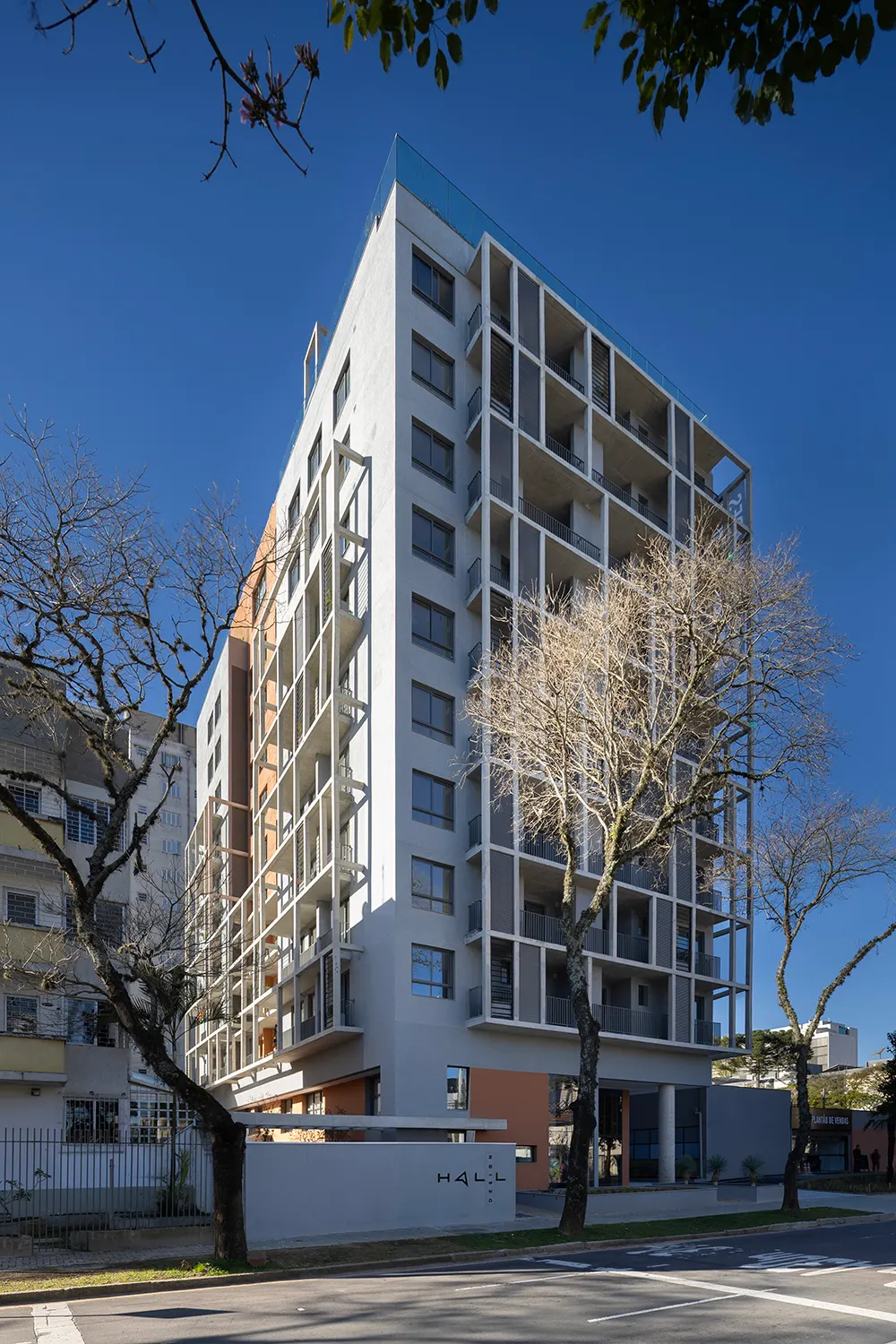 Fachada do Hall Design: torre com gradis e floreiras, na Rua Lysimaco Ferreira da Costa, 460