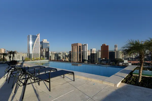Piscina com borda infinita do Hall Design